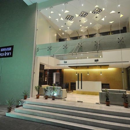 Tarawade Clarks Inn Пюн Екстериор снимка
