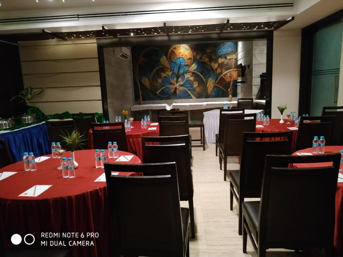 Tarawade Clarks Inn Пюн Екстериор снимка