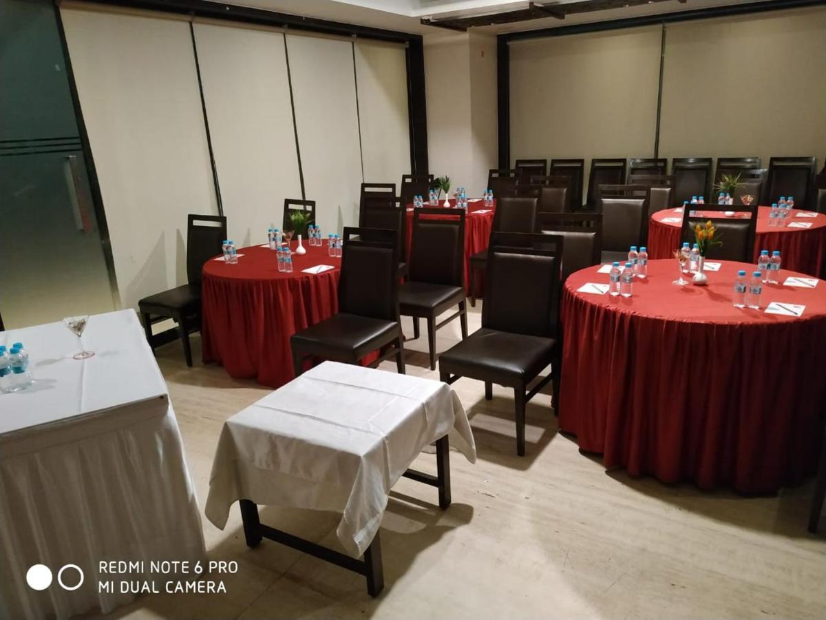 Tarawade Clarks Inn Пюн Екстериор снимка