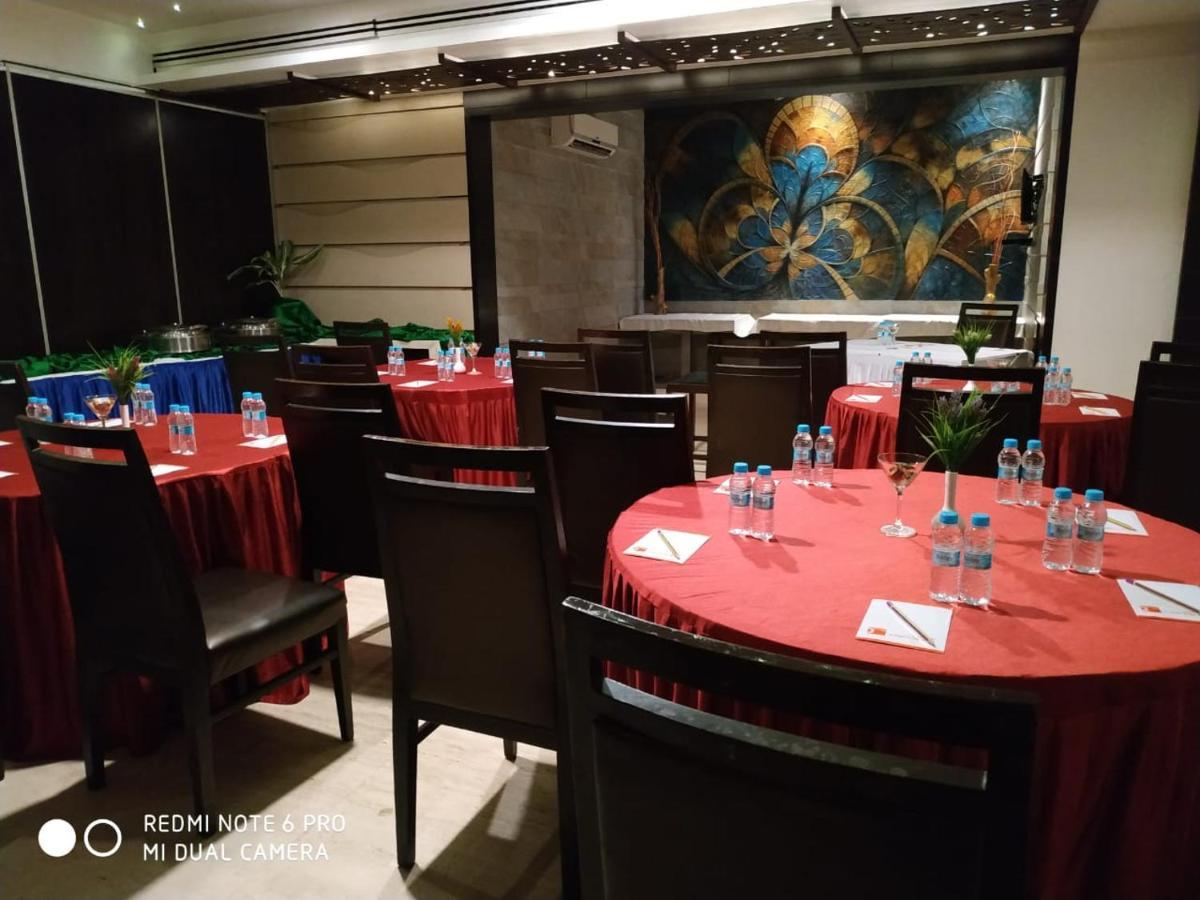 Tarawade Clarks Inn Пюн Екстериор снимка
