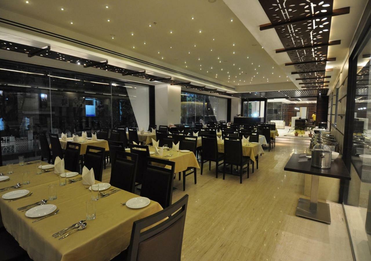 Tarawade Clarks Inn Пюн Екстериор снимка